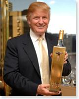 Дональд Трамп держит бутылку TRUMP.